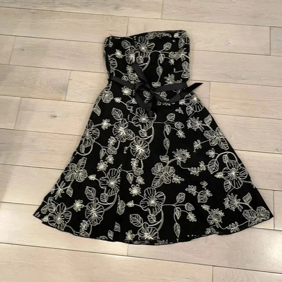 FLORAL Embroidered Strapless Fit And Flare Dress - Picture 1 of 4